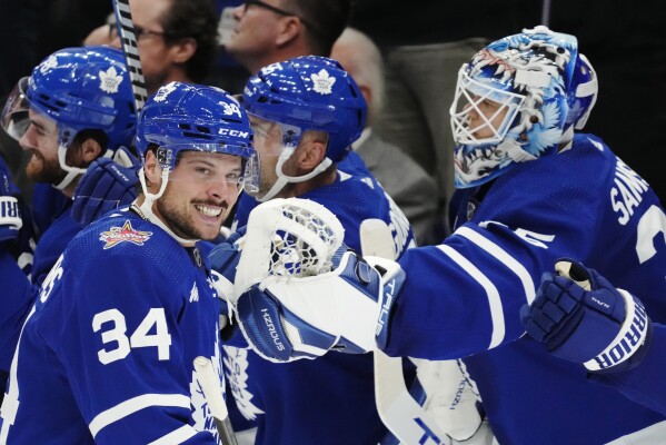 Matthews scores 2 late goals for hat trick Maple Leafs beat
